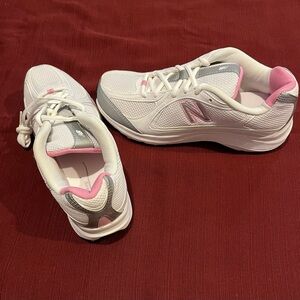 NEW IN BOX New Balance Womens White and Pink Marche Walking Shoe, size 8.5
